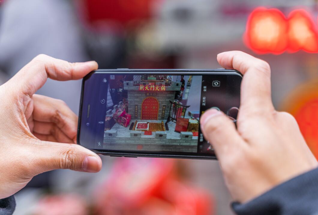 怎樣用短視頻打造網(wǎng)紅火鍋店？我?guī)湍阆肓怂恼校? /> </p>
<p>1、請吃播和美食達(dá)人來試吃</p>
<p>明星擁有很高的流量，但一般的火鍋店是請不起明星的，那就可以找專門的網(wǎng)紅、吃播來試吃。讓他們分析味道、菜品、介紹特色，粉絲越高的吃播、網(wǎng)紅，其成本就越高，但帶來的效益卻十分不錯，尤其在一二線城市。</p>
<p>此外，從短視頻的播放量來分析，以優(yōu)惠、價格為主題的短視頻往往能博得高流量，如“花XXX元吃到九盤菜”、“XXX元吃到十二盤肉食材”，就算不提火鍋店的名字，其播放量就可達(dá)百萬，主打高性價比的，市井火鍋在這方面相當(dāng)吃香。</p>
<p>2、餐廳內(nèi)拍段子</p>
<p>有趣的劇情人們都愛看，很多火鍋店專門成立了短視頻小組，招編劇、攝影師、演員（部分火鍋店是員工自己當(dāng)演員），讓他們在門店表演，增加門店的曝光量，其內(nèi)容包含反轉(zhuǎn)、搞笑、情感、鄉(xiāng)村。不知名的火鍋店如果內(nèi)容做得好，一個視頻也有機會獲得幾十萬的播放量。因此企業(yè)在招人時，編劇十分重要，要找對平臺內(nèi)容推送有了解、研究的人來做。</p>
<p>3、廚師長分享實用技巧</p>
<p>在2021年，諸多的美食博主憑借一手好廚藝紅遍大江南北，其實火鍋店中也可以把廚師長打造成熱門IP，讓他分享火鍋的冷知識，辟謠火鍋傳聞，不愿意露臉的廚師長也可親自上手教大家做菜、做<a href='http://www.shennuowei.com/pot/' target='_blank'>火鍋底料</a>，甚至是秀刀工。</p>
<p>4、餐廳有美女或招兼職模特</p>
<p>美女是短視頻博流量簡單、有效的手段，火鍋店可以專門招一個形象氣質(zhì)出色的女生來參與拍攝，如果不愿意長期花錢的火鍋店也可找兼職模特、演員來表演。內(nèi)容可以是火鍋店員追女生、火鍋店員搭訕、女生跳舞等等。</p>
<p>肯花錢的公司來做短視頻是能夠做起來的，如果覺得成本太高，也可以將短視頻的任務(wù)專門外包給專業(yè)的短視頻公司，這就需要老板與他們好好談價錢了。以上就是<a href='http://www.shennuowei.com/' target='_blank'>朝天門火鍋</a>的相關(guān)分享，希望對你有所幫助，如果有其他疑問，可以給我們留言，一起探討、學(xué)習(xí)！</p><p><strong>推薦閱讀:</strong></p>
					<p><a href=