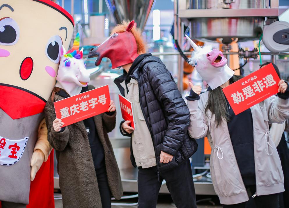 唱歌、換裝、劇本殺，火鍋店們玩起了哪些“跨界”？