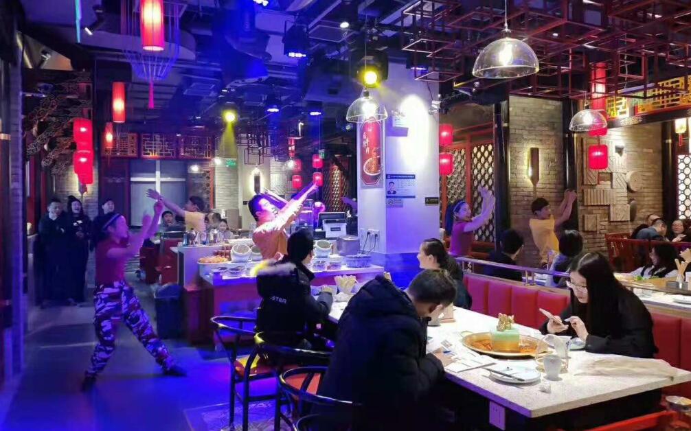 一年四季都排隊的火鍋店,到底有什么技巧?