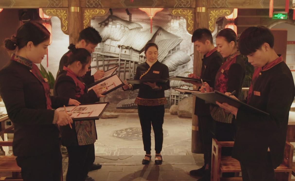 又一服務(wù)員被逼下跪！餐飲人的尊嚴(yán)誰來維護？